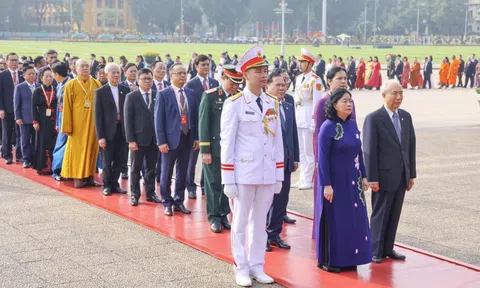 Đại biểu dự Đại hội MTTQ Việt Nam vào Lăng viếng Chủ tịch Hồ Chí Minh