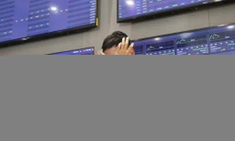 VN-Index 'trượt chân' khỏi đỉnh lịch sử