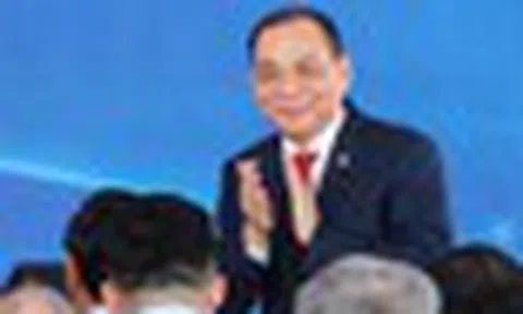 Tỷ phú Phạm Nhật Vượng bất ngờ xuất hiện bên cạnh Warrren Buffett