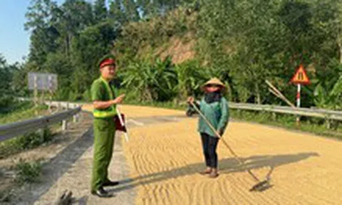 Công an nhắc nhở người dân không phơi lúa lấn chiếm lòng, lề đường