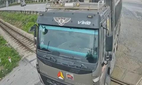 Tài xế xe tải cố vượt đường sắt lúc gác chắn đã hạ