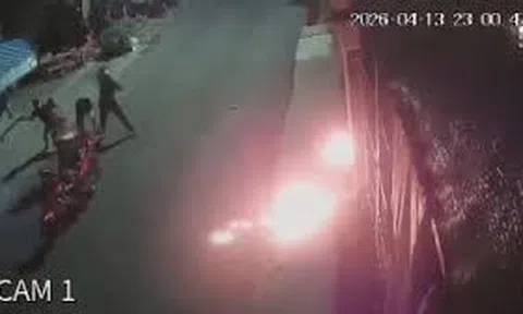 Nhóm đối tượng phóng hỏa nhà dân giữa đêm khuya