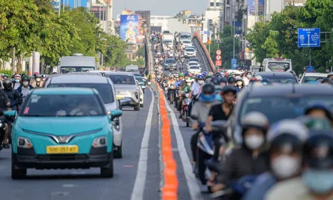 Giao thông ngày đầu vận hành phân làn đảo chiều đường Cộng Hòa