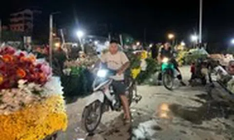 Khu chợ 'chui' quy mô khủng hoạt động thâu đêm sau nghĩa trang ở Hà Nội