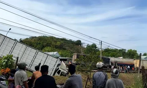 Xe bồn va chạm liên hoàn 2 ôtô tải trên Quốc lộ 14, một tài xế kẹt trong cabin