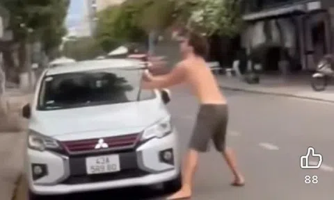 Người đàn ông nước ngoài đập phá ôtô, bẻ cần gạt nước ở Đà Nẵng