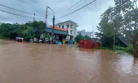 Mưa trắng trời, nhiều nơi ở Quảng Ninh ngập sâu