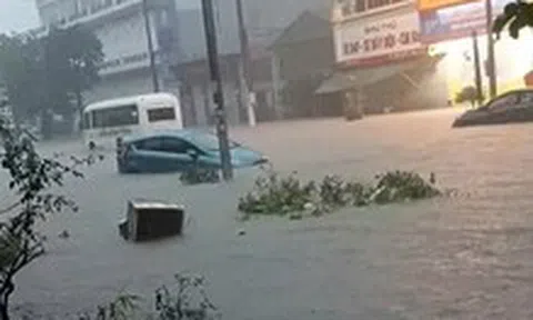 Mưa lớn kéo dài, Cẩm Phả, Quảng Ninh ngập trong biển nước