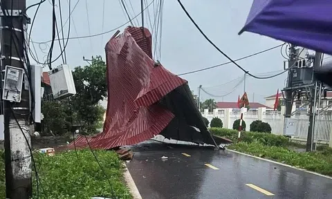 Dông lốc quét qua Quảng Ninh, cuốn bay mái tôn nhà dân