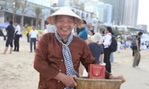 70 gánh hàng rong nối nhau 'diễu hành' trên bờ biển Đà Nẵng