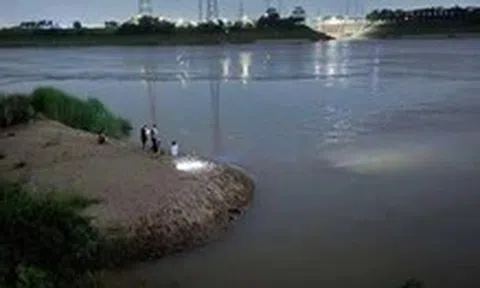 4 học sinh rủ nhau đi tắm sông Hồng, 2 em đuối nước do vào vùng nước xoáy