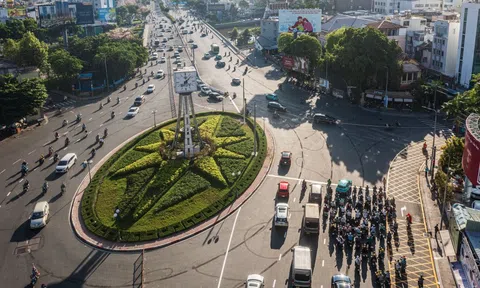 Giao thông ngày đầu lắp đèn tín hiệu tại vòng xoay Điện Biên Phủ