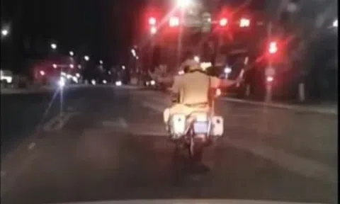 Cảnh sát giao thông kịp thời đưa bé trai nguy kịch đi cấp cứu