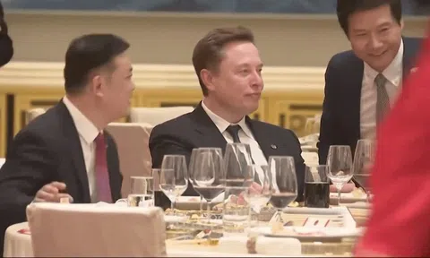 Chiếc điện thoại được CEO Xiaomi dùng để selfie với Elon Musk