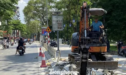 Vỉa hè lát đá trên tuyến đường trăm tỷ ở Hà Nội bị đục phá