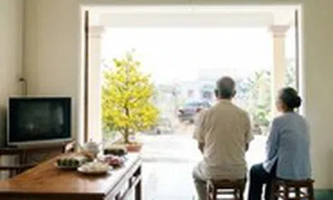 Dùng tiền thay mình chăm sóc cha mẹ cũng là sự báo hiếu?