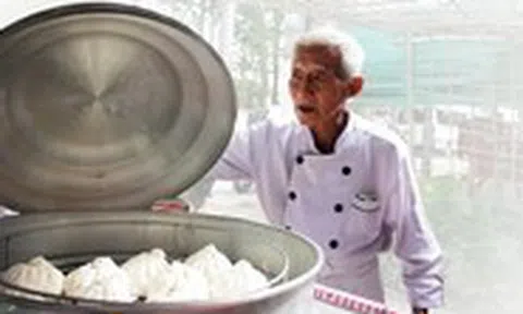 Người đầu bếp hơn 70 năm làm bánh, lấy đồng lời nuôi lớp học miễn phí