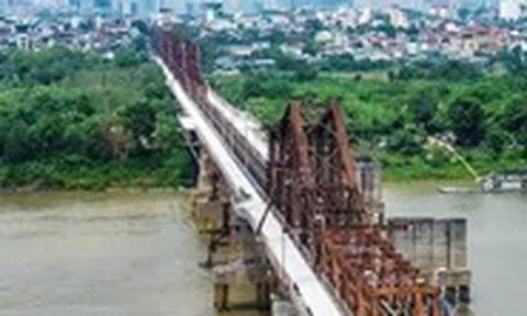Xe đi lại bình thường trên cầu Long Biên sau 2 tháng sửa chữa
