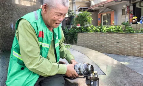 Hà Nội nắng như rang, shipper vừa chạy đơn vừa tấp vào bóng râm hồi sức