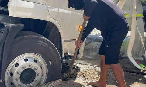 Xe phun nước rửa đường sụt hố trên phố Hà Nội