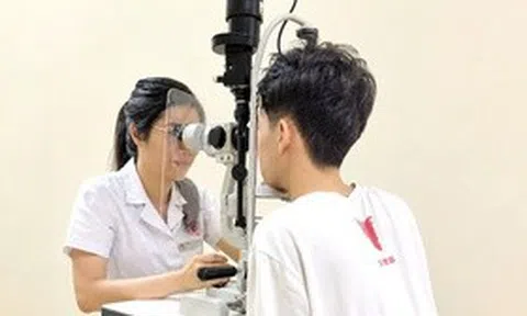 Bị quả bóng đập vào mắt, thiếu niên 15 tuổi nhập viện cấp cứu
