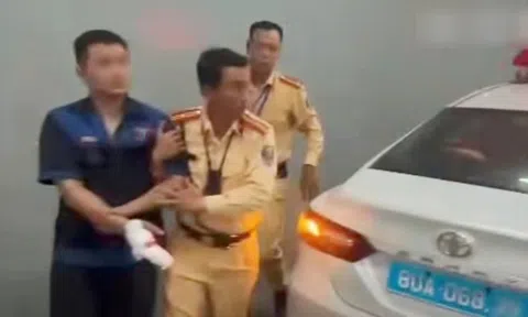 CSGT mở đường cứu người bị khối sắt 6 tấn đè nát bàn tay