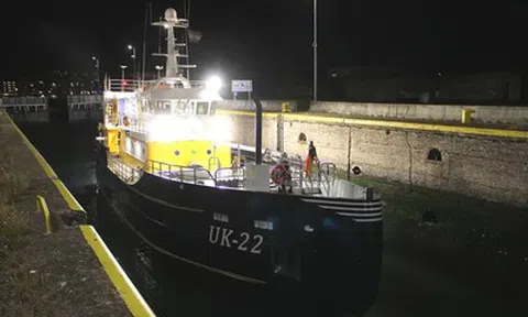 Tàu đánh cá “sống sót” kỳ diệu sau va chạm với tàu container siêu khổng lồ