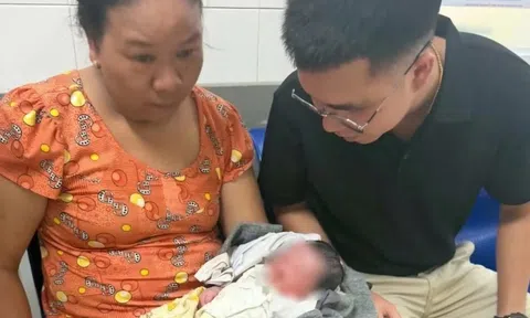 Bé trai sơ sinh còn dây rốn bị bỏ trong thùng carton trước cổng chùa