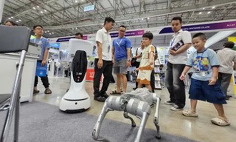 Robot, đồ công nghệ Trung Quốc giá rẻ đổ bộ TPHCM, khách tham quan ùn ùn trải nghiệm