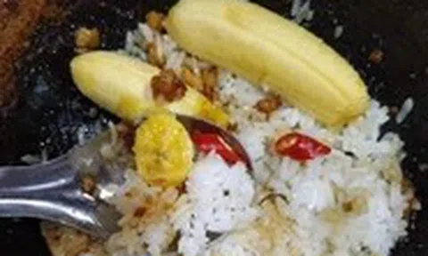 Ăn cơm với trái cây: Món ngon ‘nhức nách’ hay từ thói quen lao động?