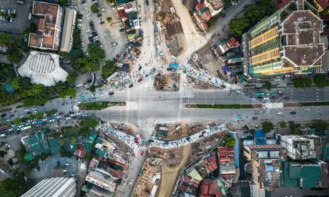 Cảnh tắc nghẽn khi ngã tư La Thành - Nguyễn Chí Thanh chắn rào