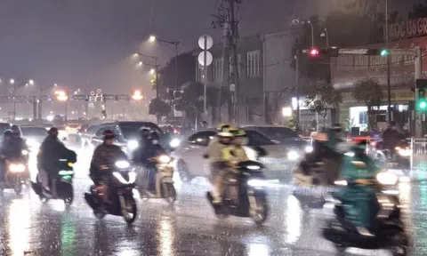 TP.HCM mưa như trút nước kèm sấm chớp tối cuối tuần