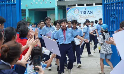 Tp.HCM: Thí sinh cười tươi rời phòng thi lớp 10, nhiều em tự tin đạt 8 điểm Văn