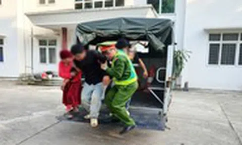 Chở người nhà ngộ độc lá ngón đi cấp cứu thì bị tai nạn, công an xã có mặt hỗ trợ