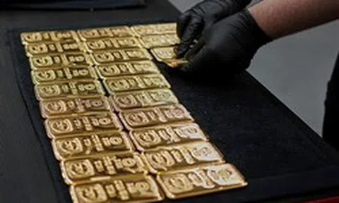 Giá vàng mất mốc 4.500 USD/oz, quỹ lớn nhất thế giới bán hàng tạ vàng