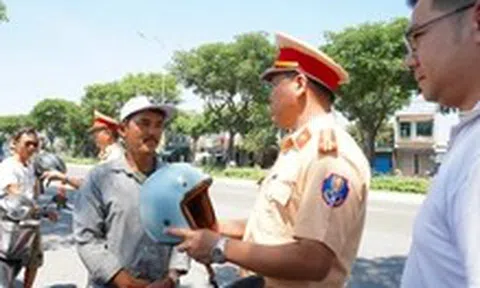 Người dân Đà Nẵng bất ngờ khi được CSGT dừng xe tặng mũ bảo hiểm xịn