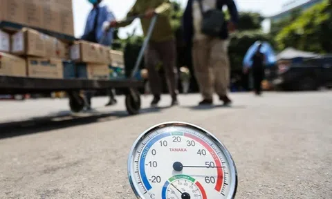 Hà Nội nắng nóng gay gắt trên 37°C, TP.HCM mưa lớn