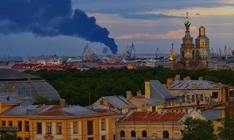 Ukraine tấn công kho dầu ở St. Petersburg trước thềm “Davos của Nga”
