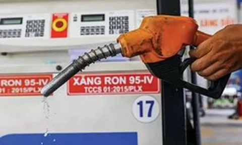 Gây chú ý với kế hoạch bán cổ phiếu quỹ, PLX tăng trần