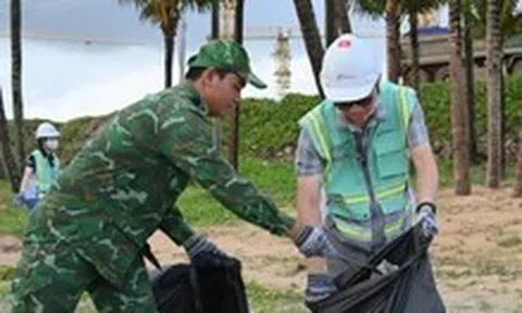 Hơn 100 kỹ sư, công nhân và lực lượng biên phòng thu gom rác tại các dự án đón APEC 2027 ở Phú Quốc