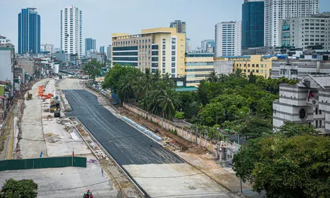 Cận cảnh 500 m đường Vành đai 1 Hoàng Cầu - Voi Phục vừa thảm nhựa