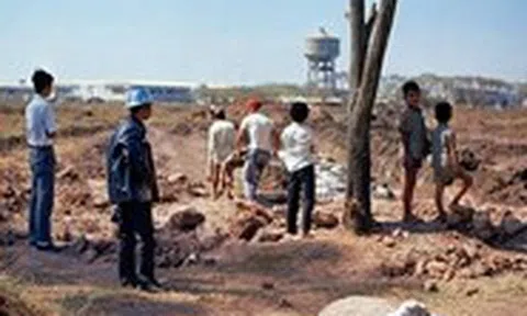 Ba tấm ảnh của vị kiến trúc sư và hố chôn tập thể liệt sĩ ở công viên Lê Thị Riêng