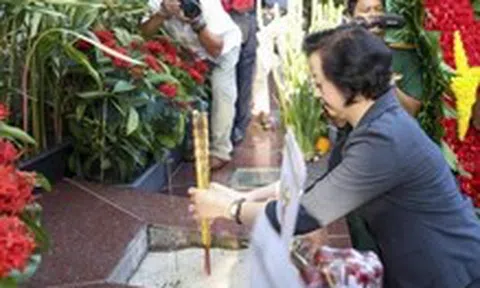 Phó thủ tướng Phạm Thị Thanh Trà dâng hoa tưởng niệm anh hùng liệt sĩ tại công viên Lê Thị Riêng