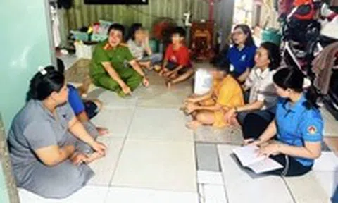 Công an lập hồ sơ xử lý vụ hai người nghi bạo hành, ép trẻ em bán hàng rong ở TP.HCM
