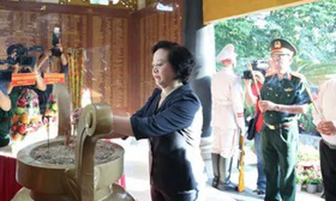 Phó Thủ tướng Phạm Thị Thanh Trà dâng hương tưởng niệm các anh hùng liệt sĩ tại Công viên Lê Thị Riêng