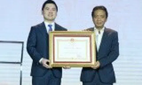CLB bóng đá Hà Nội vinh dự đón nhận Huân chương Lao động hạng Nhì