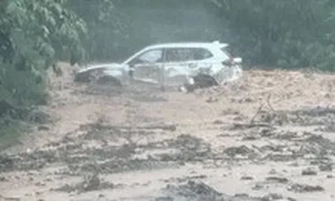 Ô tô mắc kẹt trong bùn đất sau sạt lở ở Lai Châu, người trên xe thoát nạn