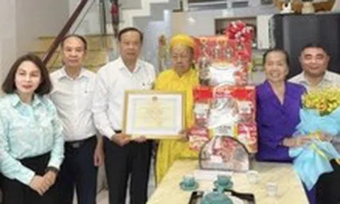 Lãnh đạo TP.HCM thăm, chúc thọ nhiều cụ cao niên tròn 90 tuổi