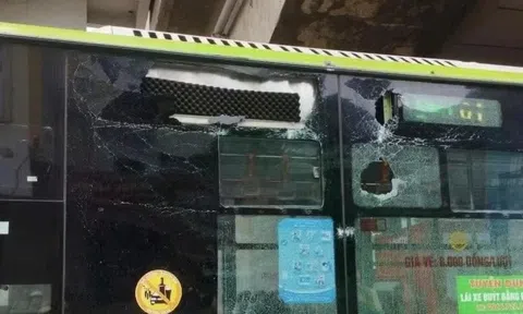 Mảng vữa từ nhà ga tuyến metro Cát Linh - Hà Đông rơi trúng xe buýt