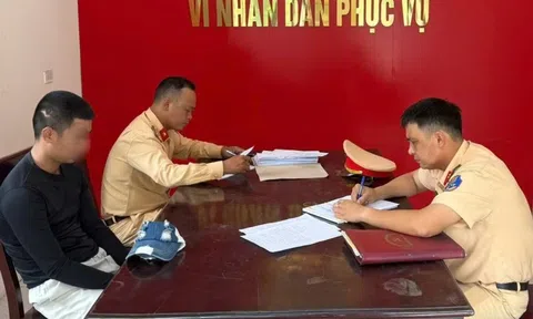 Xử lý người điều khiển xe máy buông hai tay trên Quốc lộ 1A